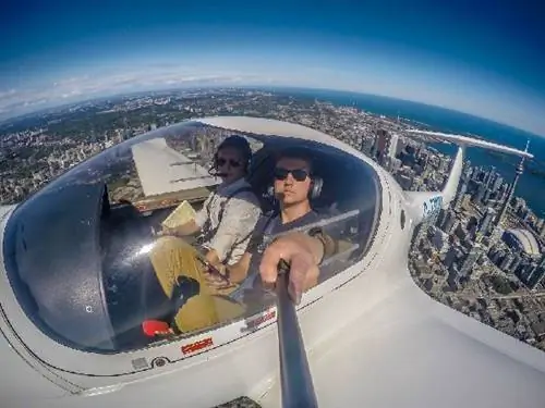 Сотрудник уволен за селфи, сделанное на крыле самолета