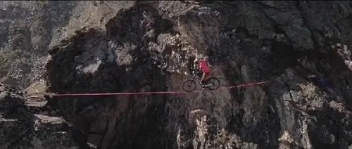 Французские Альпы: ему удалось пересечь 18-метровый слэклайн на велосипеде