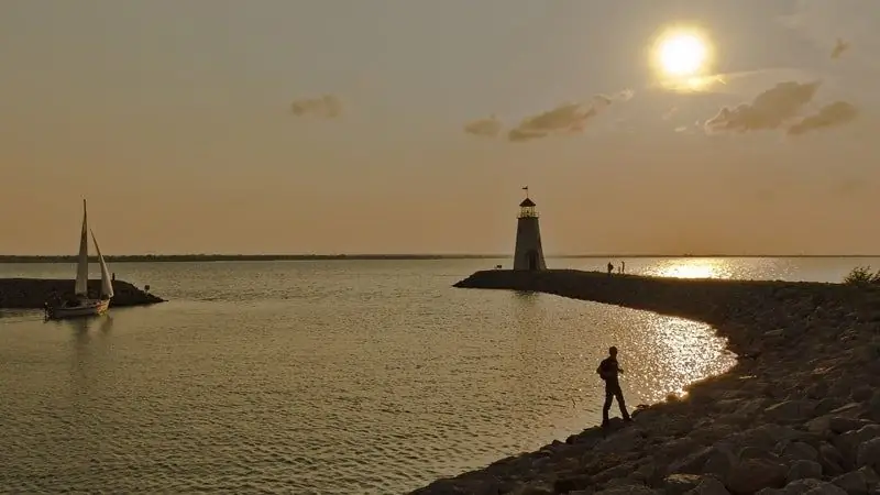 Мой муж и я - любящие природу люди в Центральной Оклахоме. (Они действительно существуют!) Есть ли какие-нибудь предложения по поводу того, что не требует полета на самолете?