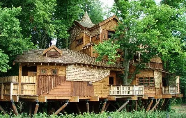 Какой домик на дереве лучше всего подходит для отдыха на выходных?