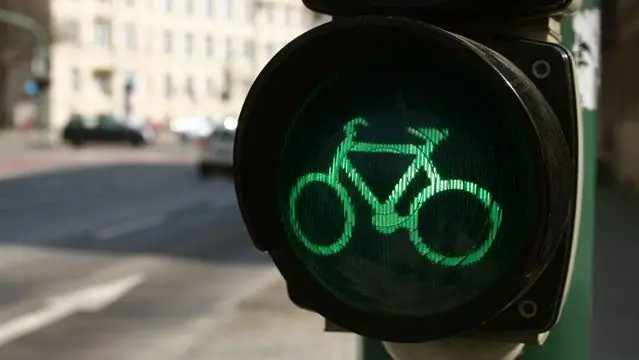 Как я могу защитить себя во время езды на велосипеде в пробке?