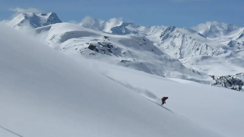 Какое снаряжение мне нужно, чтобы покататься на хели-ски?