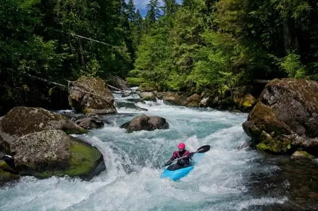 Каякер погиб на маленьком белом лососе