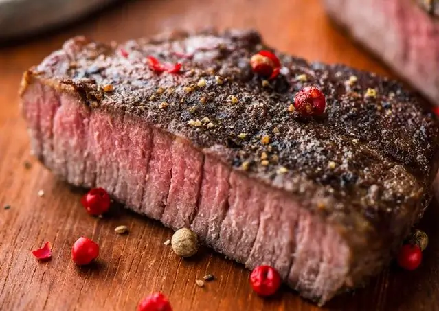 Рецепты для атлетов: мультиспортивный салат из киноа со стейком триатлонистки Миринды Карфрэ