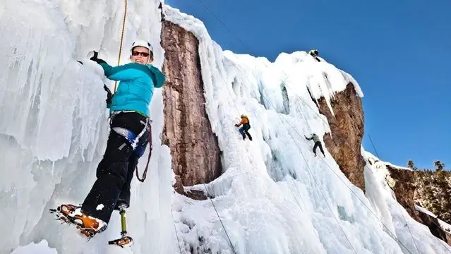 Помощь раненым альпинистам вернуться на лед