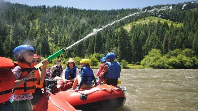 Семейные летние поездки: рафтинг по рекам валлова и гранд-ронд