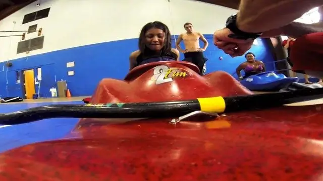 Подростки из группы риска получают свои ноги на каяках по мокрой белой воде