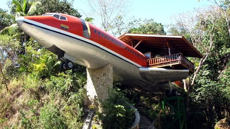 Дамы и господа, добро пожаловать на борт переоборудованного Boeing 727 отеля Costa Verde