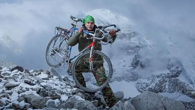 Турецкий житель Нью-Йорка спокойно поднимается на вершину после драки на Эвересте