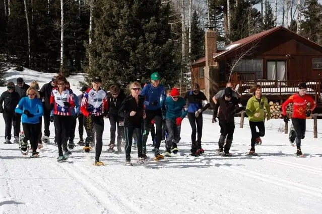 Старт гонки на снегоступах Low02 Challenge 10K. Три лучших бегуна в каждой возрастной группе прошли квалификацию на национальный чемпионат во Фриско, штат Колорадо