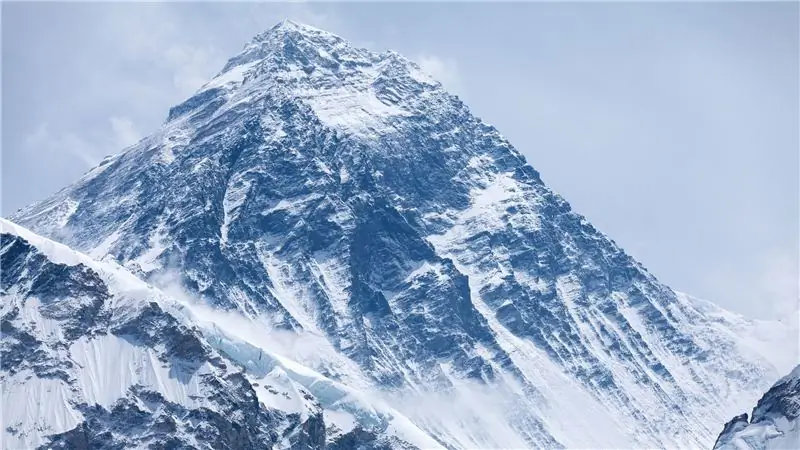 Альпинист оставил на вершине Эвереста 50 000 долларов