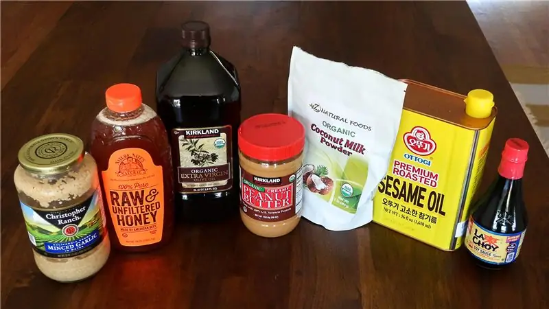 Ингредиенты соуса. И чесночный порошок, и измельченный чеснок отлично справятся со своей задачей, но отрегулируйте количество соответствующим образом. Из кокосового молока получается более сливочный соус, чем из сухого молока