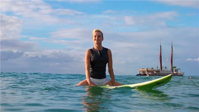 Для профессиональных женщин-серфингистов равной оплаты недостаточно