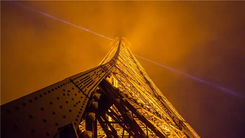 Альпинист взошел на Эйфелеву башню