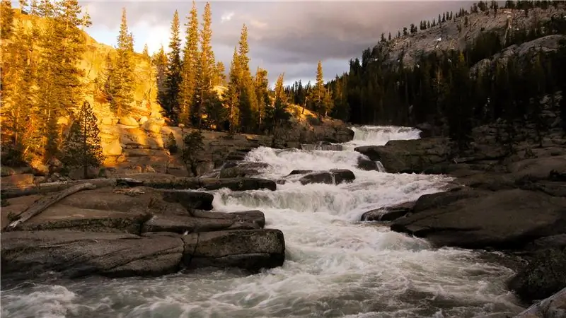 Раздувшаяся река Туолумне, спускающаяся с лугов Туолумне в Гранд-Каньон Туолумне