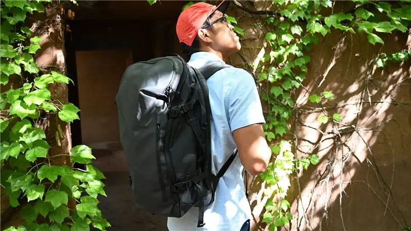 Этот рюкзак делает путешествие по воздуху меньше