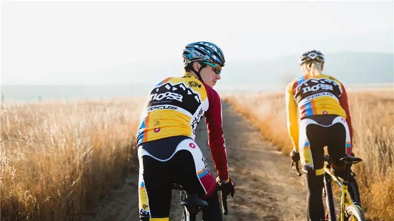 Боясь дороги, велосипедисты переходят в грязь