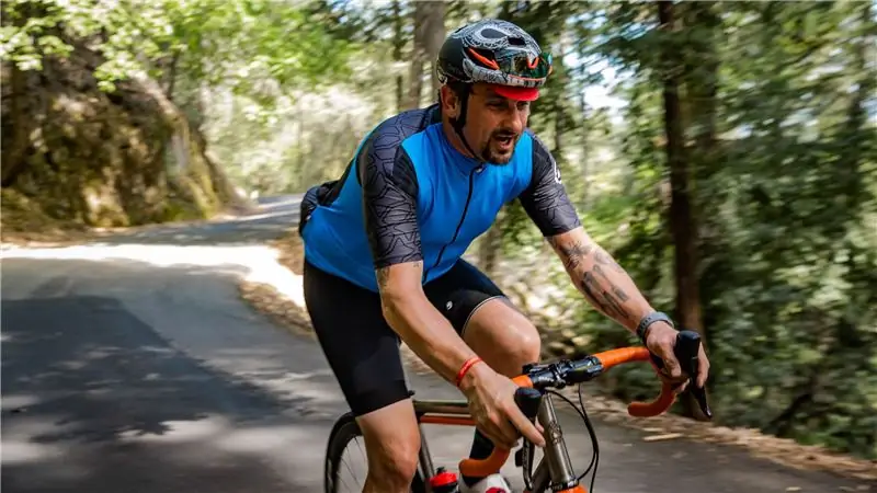 Шеф-повар Крис Косентино балансирует на велосипеде