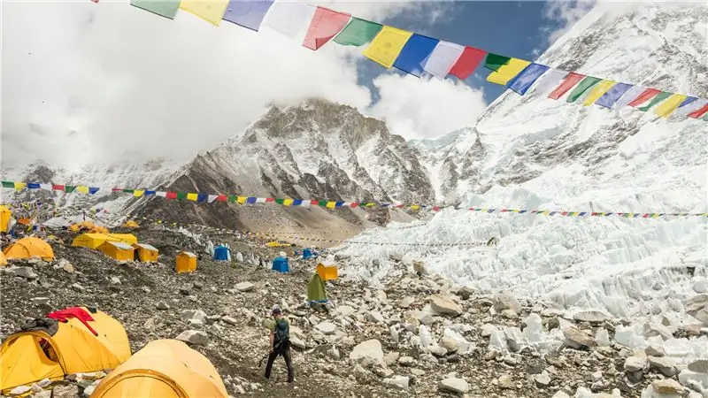 Вспышка COVID на Эвересте ухудшается