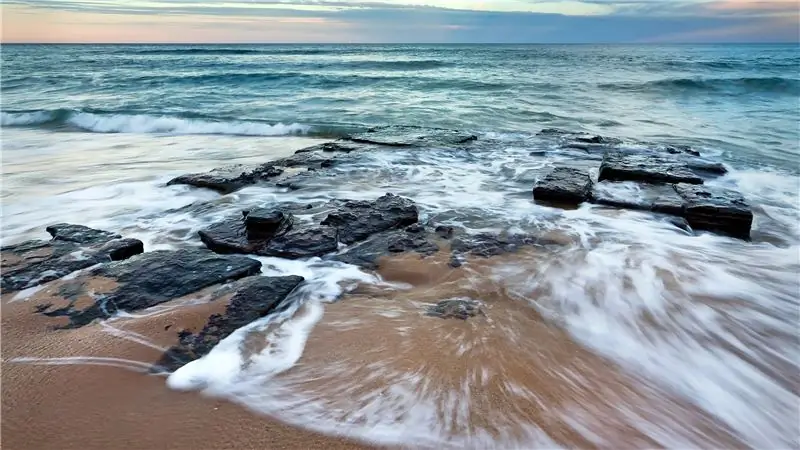 Унесено прочь: виндсерфер исчезает в море