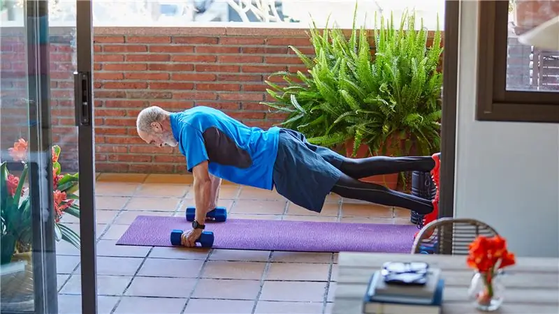 Эта простая тренировка HIIT быстрая и идеально подходит для дома