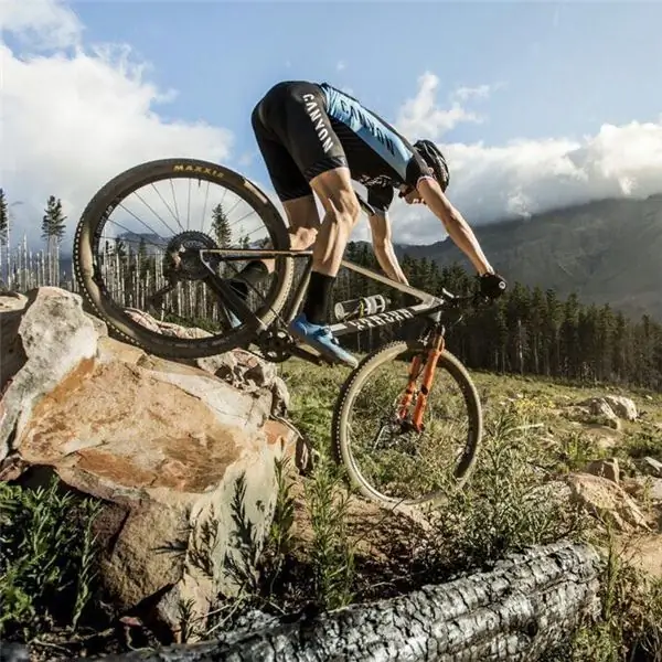 Как этот горный байкер остается в здравом уме в гонках без ограничений