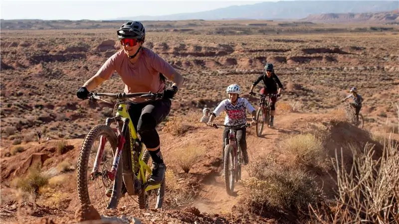 Четыре профессиональных маунтинбайкера бросают вызов Virgin, штат Юта