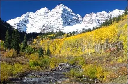 Пройдите через Maroon Bells в Колорадо
