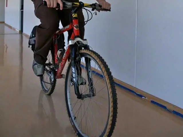 езда на велосипеде в помещении