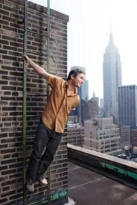 Плотник> Сотрудник гуманитарной помощи