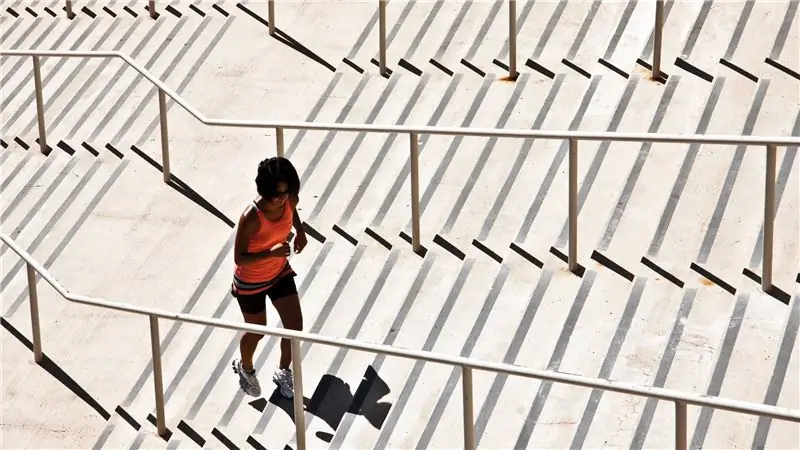 Что мне следует тренироваться на улице в жару или в помещении на беговой дорожке?