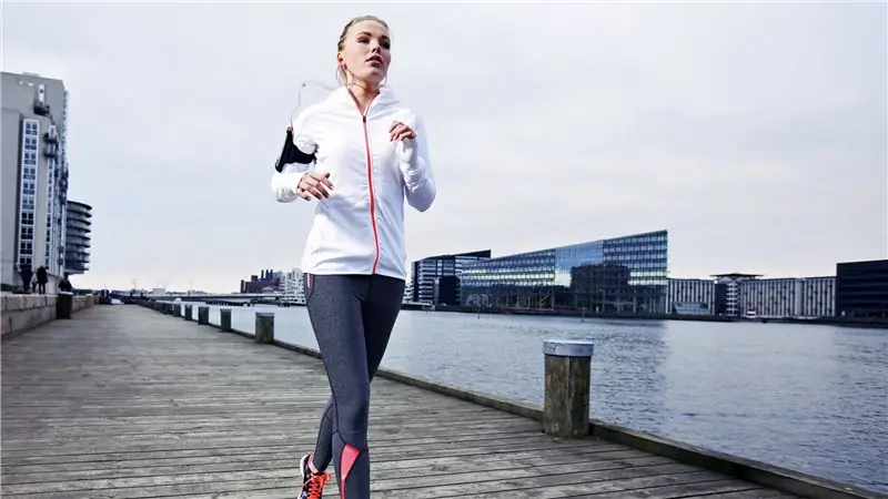 Как я могу оставаться в форме во время полета?