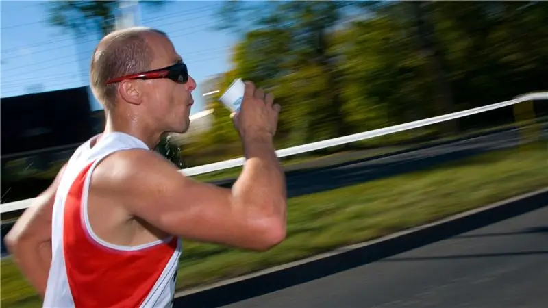 Нет, все энергетические напитки - это не спортивные напитки