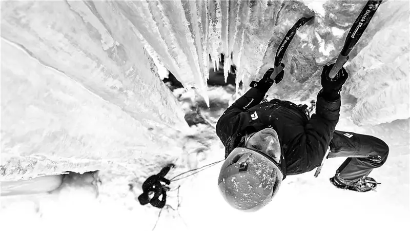 Черный бриллиант обнимает женскую сторону