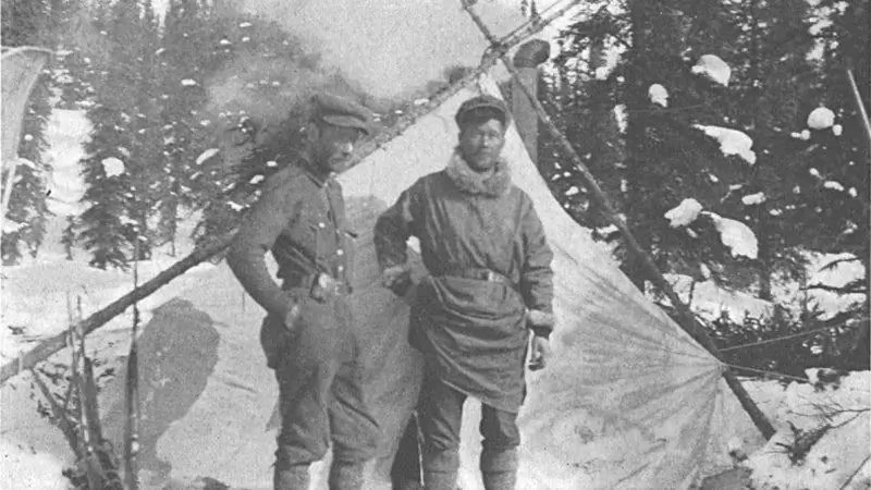 Гарри Карстенс и Хадсон Штук достигли настоящей вершины в 1913 году по маршруту ледника Малдов на восточной стороне Денали