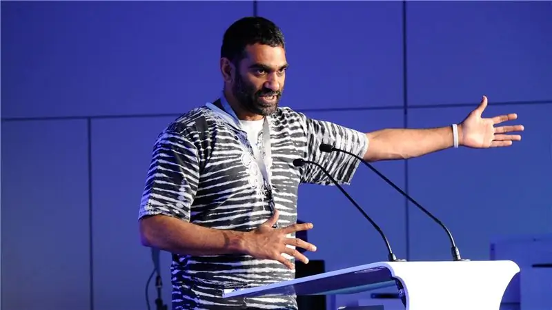 Почему Куми Найдоо бросает полотенце?