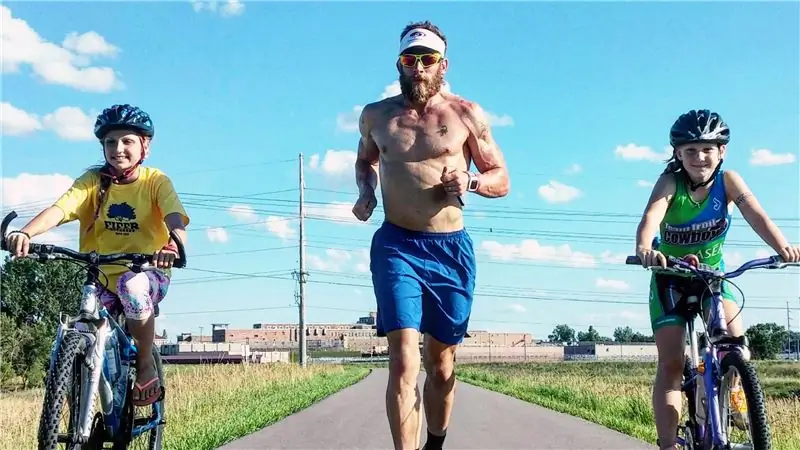 Как соревноваться на дороге, воспитывая детей - пятеро из них