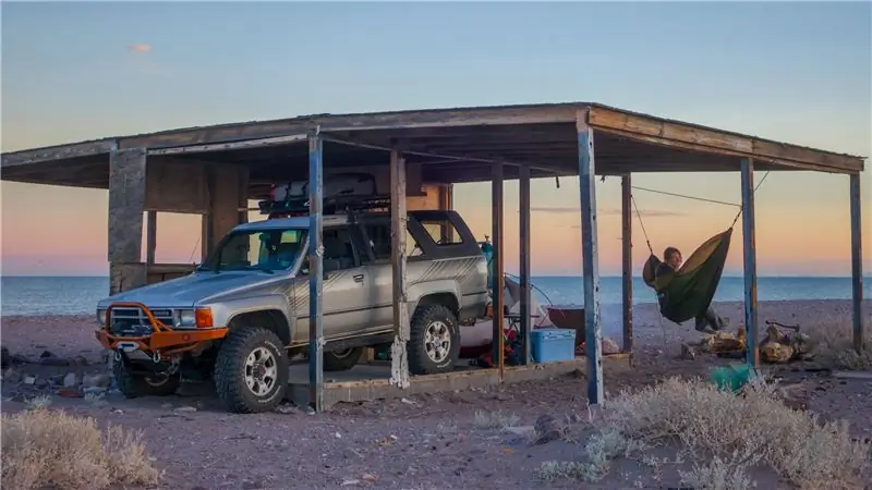 Хижина на пляже в Бахе. С Cooper Discoverers 4Runner мог преодолевать мягкий песок, который мог бы подстерегать все остальное