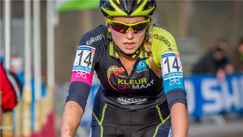 Что происходит рядом с женщиной, обвиненной в моторизованном допинге