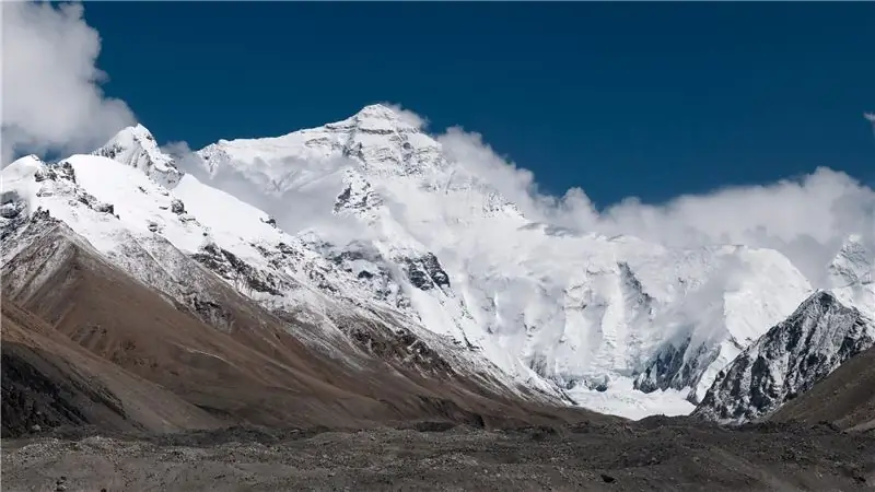 Эверест поднялся на вершину впервые за два года