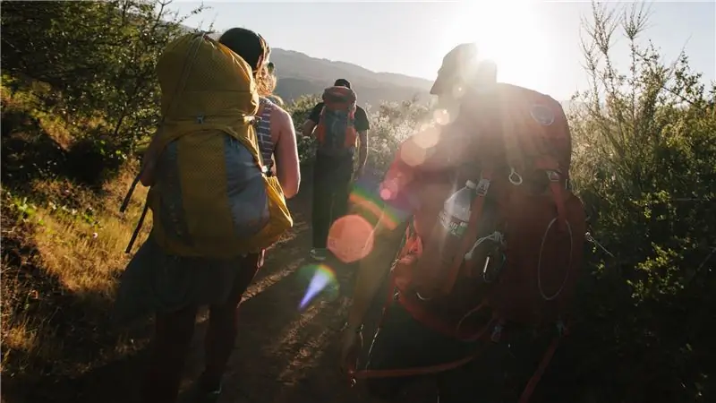 Помогите группе бездомных молодых людей в их первом походе