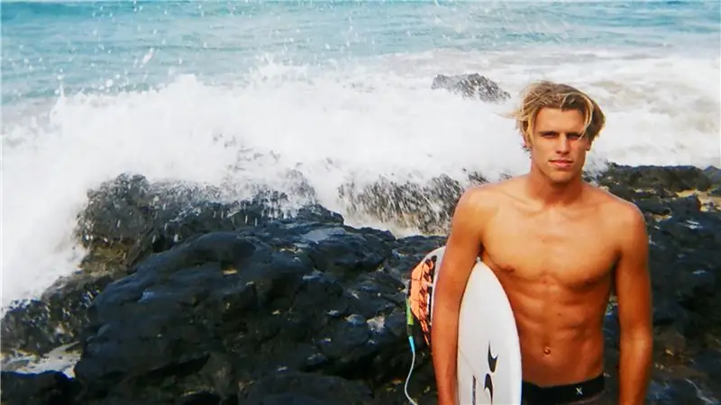 Серфер Коа Смит, практикующий дыхательную технику Хофа, чтобы успокоить нервы