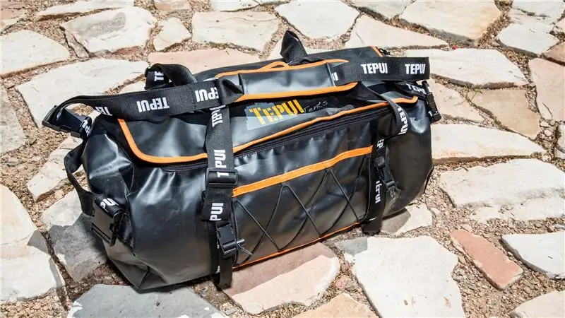 Производитель палаток на крыше попадает в игру с багажом (бомбардировщик)