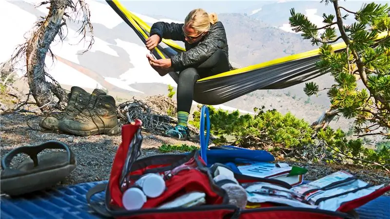 Какие предметы входят в состав моей аптечки для походов?