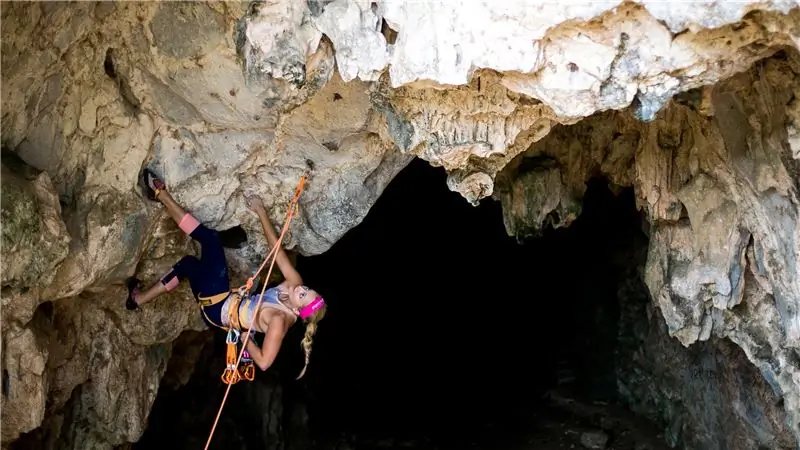 Как Саша ДиДжулиан остается в форме большой стены
