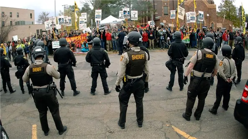 Оккупанты Малхера были признаны невиновными. Протестующие Стэндинг Рок подверглись нападению. Что это говорит о нашей стране?