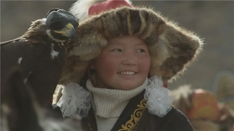 15-летняя девочка, которая приручает и охотится с орлами
