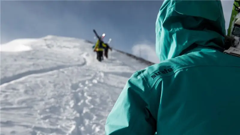 Футляр для катания на лыжах в утепленной куртке