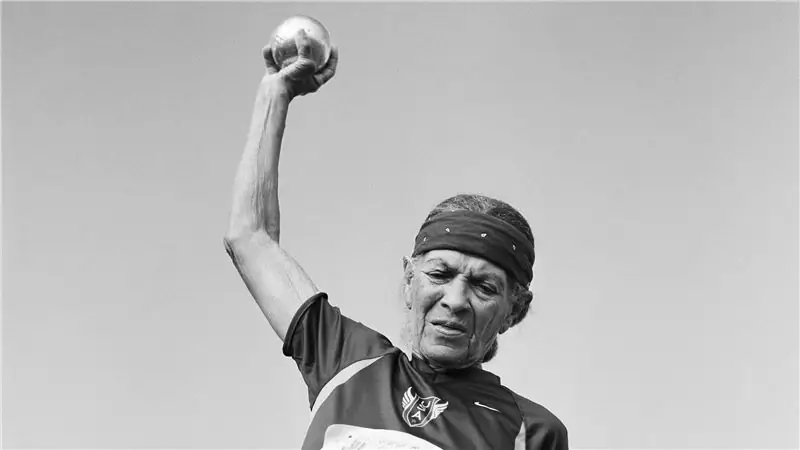 Старшая спортсменка Джонни Валиен, 82 года, из Лос-Анджелеса, Калифорния, участвует в соревнованиях по толканию ядра среди женщин (возрастная категория 80-84) на чемпионате мира среди мастеров 2007 года на стадионе в Мизано-Адриатико, Италия