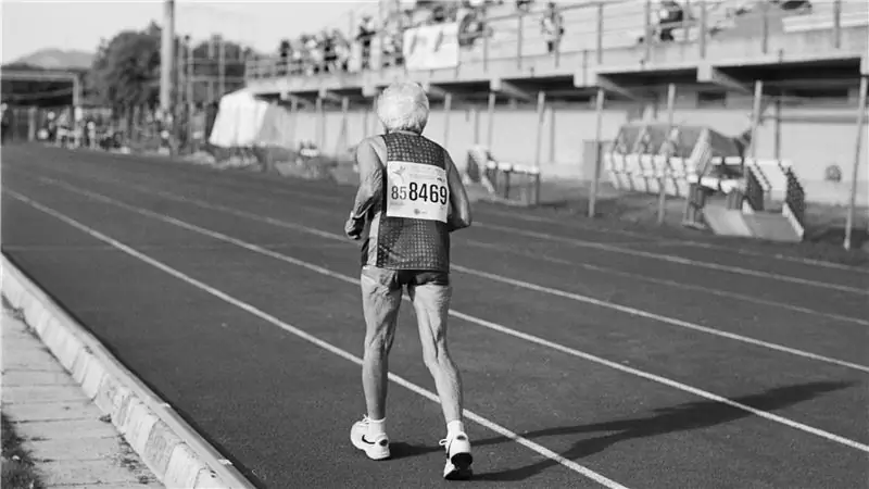 Старшая спортсменка Луиза Адамс, 86 лет, из Колорадо, бежит как единственная участница в возрастной категории W85 + в беге на 5000 метров на Стадионе чемпионата мира 2007 года в Мизано-Адриатико